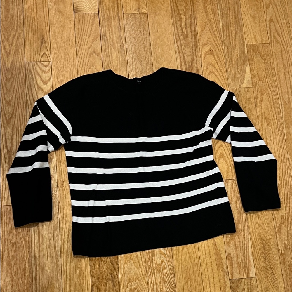 Uniqlo Black and White Striped Sweater